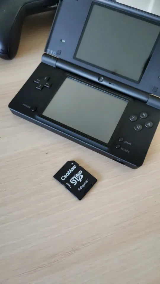 Consola Nintendo DSi Refurbished con Tarjeta Memoria 32GB