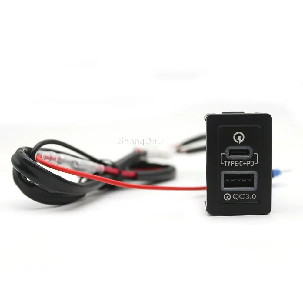 Cargador Auto Rápido USB-C PD + USB-A Socket Interfaz para Suzuki SX4/Swift/Vitara/Alto/Ciaz/Splash