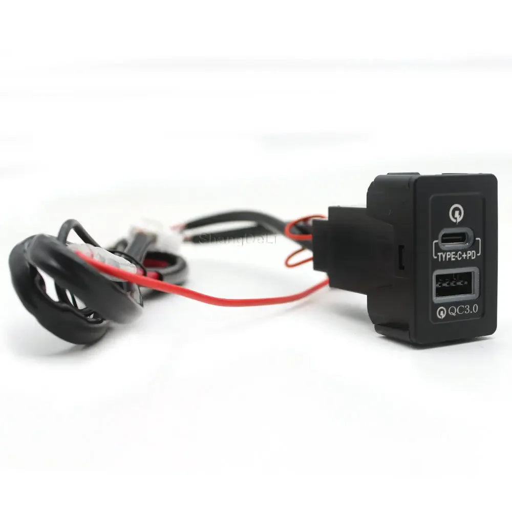 Cargador Auto Rápido USB-C PD + USB-A Socket Interfaz para Suzuki SX4/Swift/Vitara/Alto/Ciaz/Splash